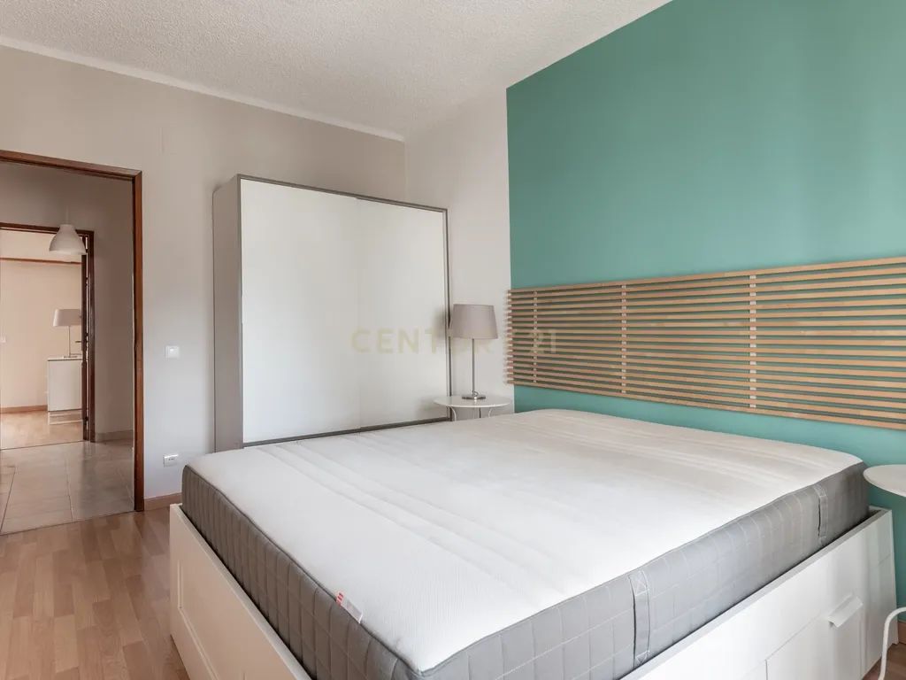 Apartamento T3 com elevador e garagem na Rua Luciano Cordeiro, em Lisboa - Image 15