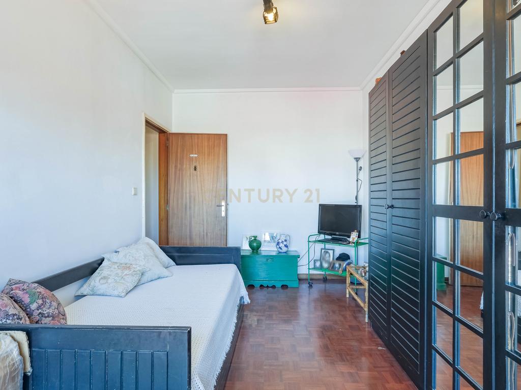 Apartamento T4 com Elevador e Vistas Deslumbrantes em Matosinhos Sul - Image 8