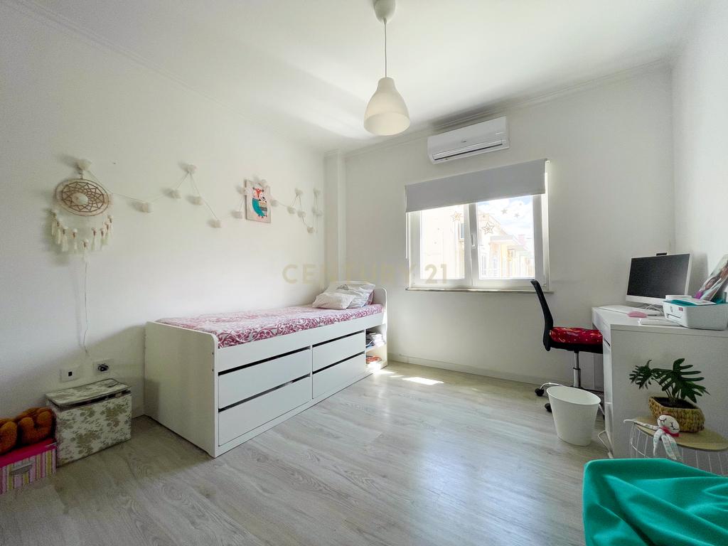 Moradia T3 Renovada com Terraço na Quinta do Conde – Sesimbra - Image 23
