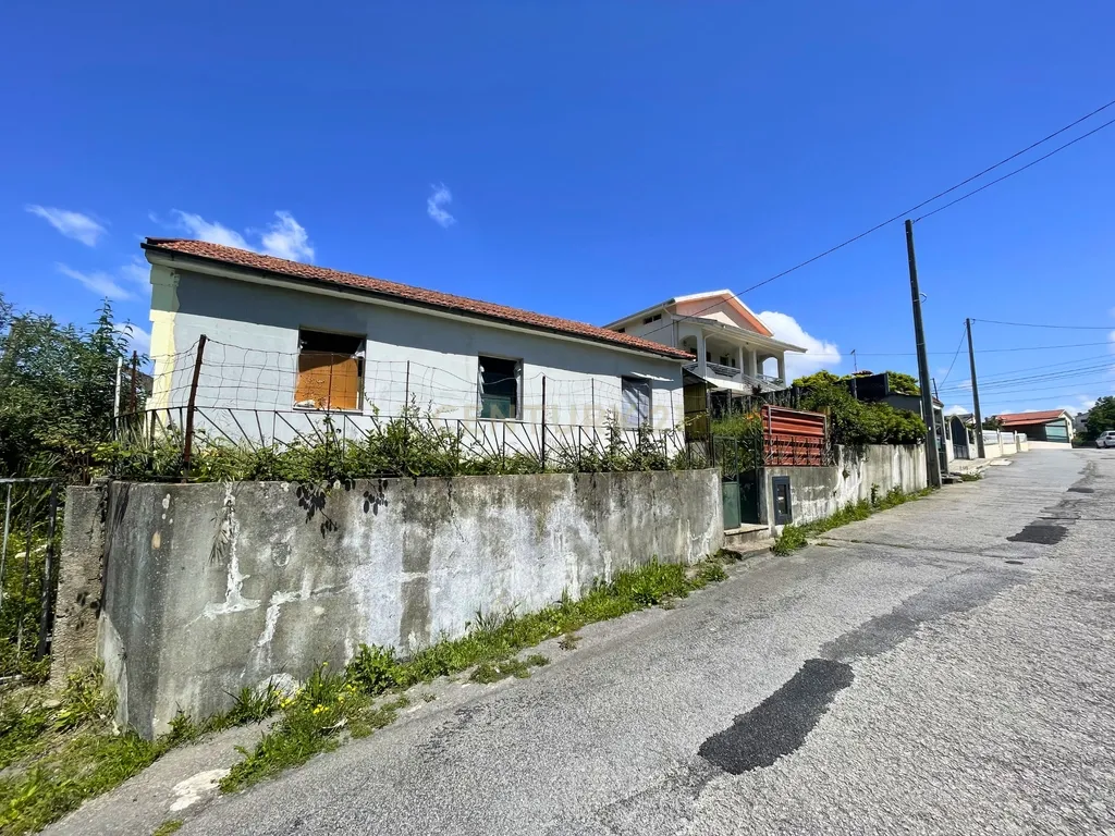 Casa para restauro em Duas Igrejas / Paredes - Image 1
