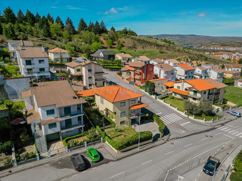 Fantástica Moradia T5 no Vale Churido, Bragança - Image 47