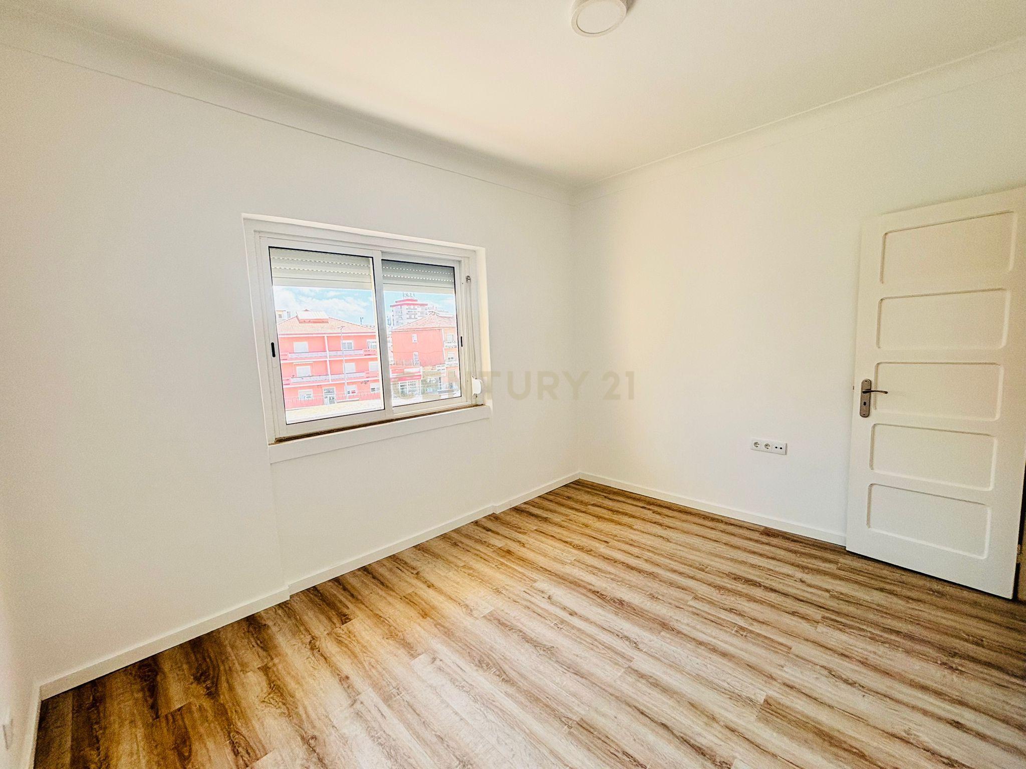 Fotografia 11 de Arrendamento T2 Renovado em Almada com Varanda e Luz Natural