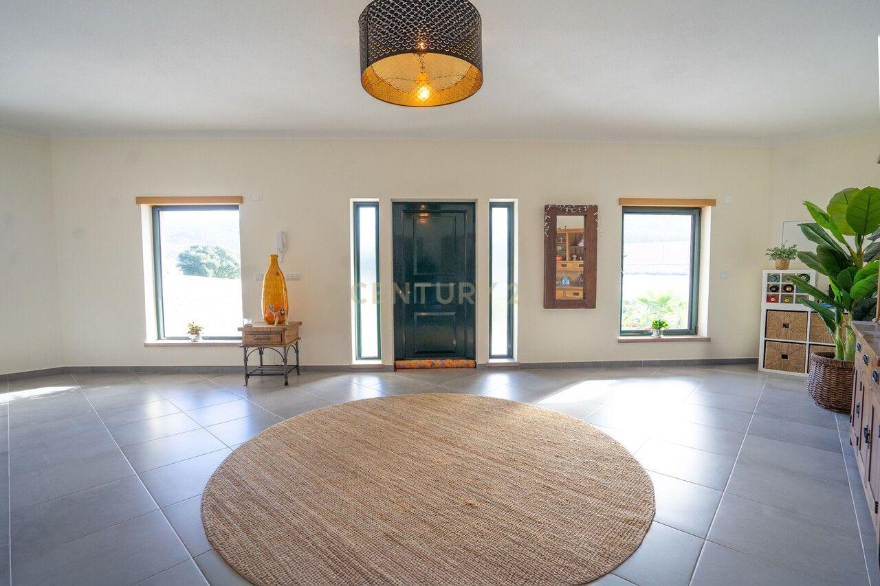 Moradia T4 de qualidade em estado novo com varanda coberta, piscina, terraço, jardim,canil,garagem dupla e vistas boas numa localização sossegada - Image 12