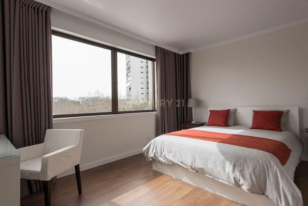 Apartamento T3 Renovado para Arrendamento no Edifício Navegador – Cascais - Image 12