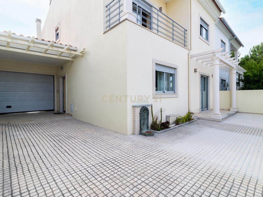 Moradia T4 com Piscina Privativa na Marinha Grande - Image 3