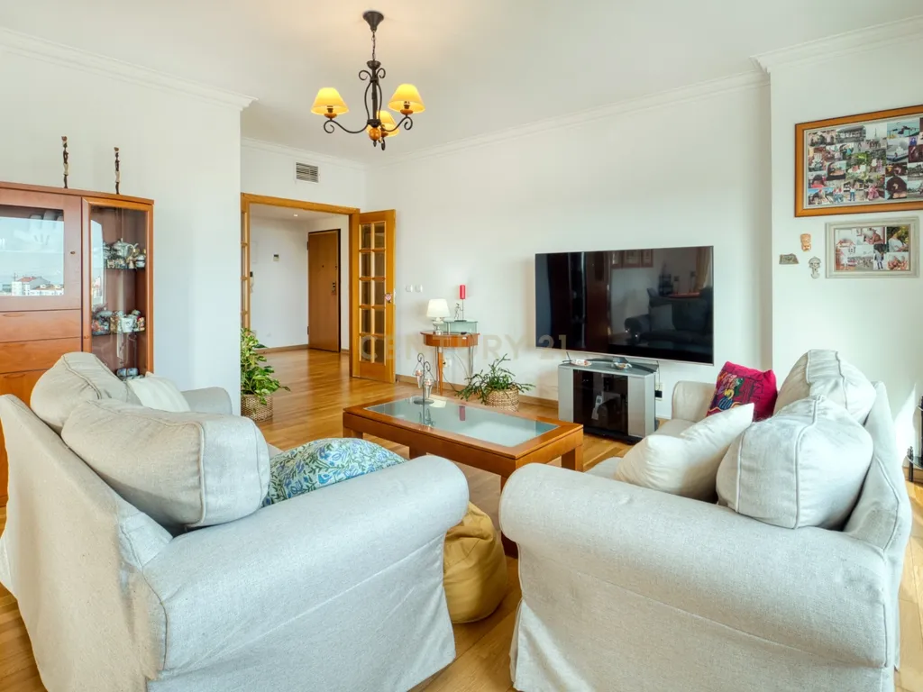 T3 espaçoso e luminoso no coração de Prior Velho - Image 2