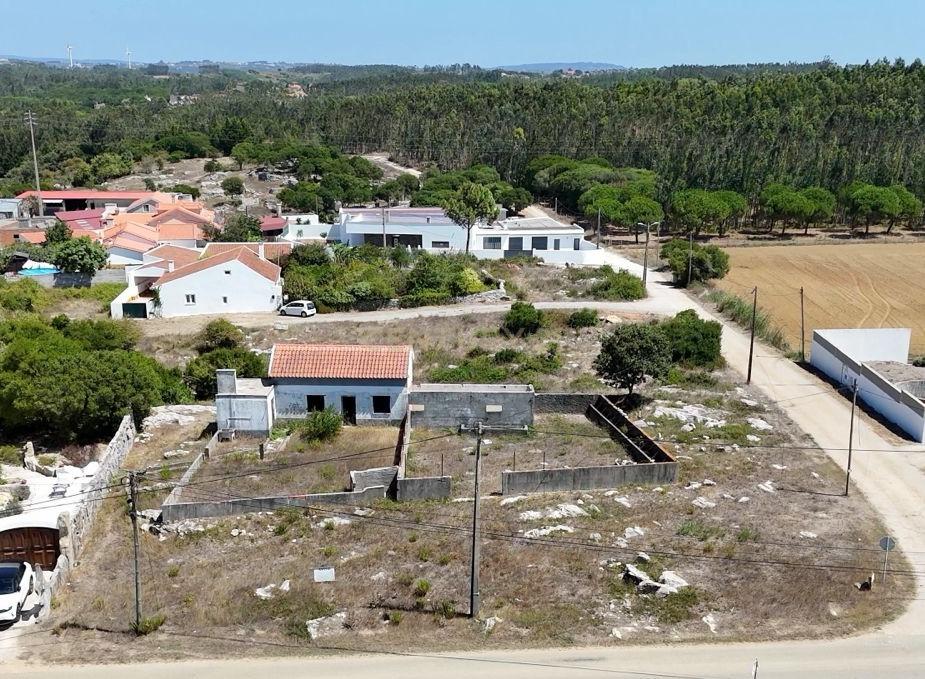 Terreno Urbano com moradia e projeto aprovado – Cezaredes, Lourinhã - Image 1