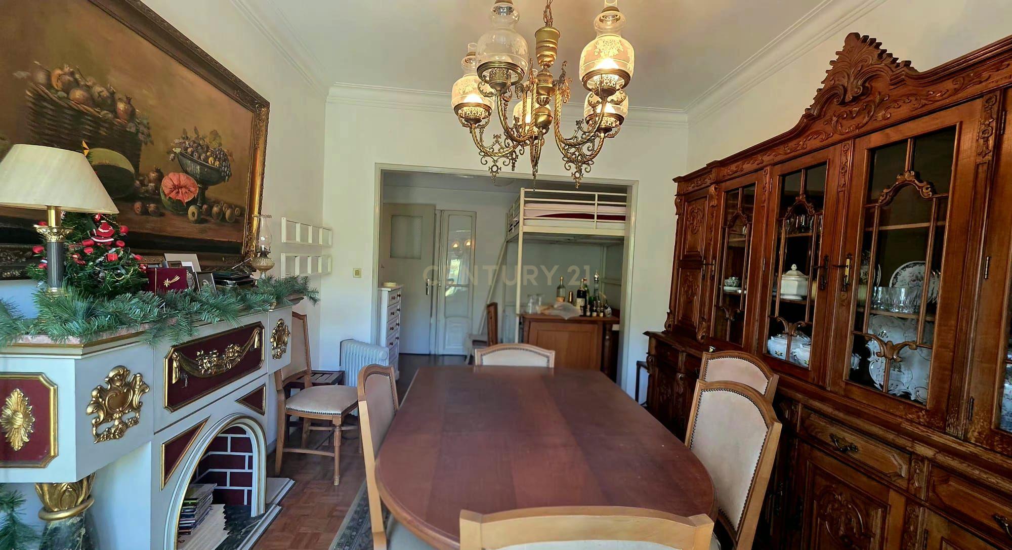Fotografia 2 de Apartamento T2 com 90 m² e varanda, a 1 minuto das Portas de Benfica — Excelente potencial