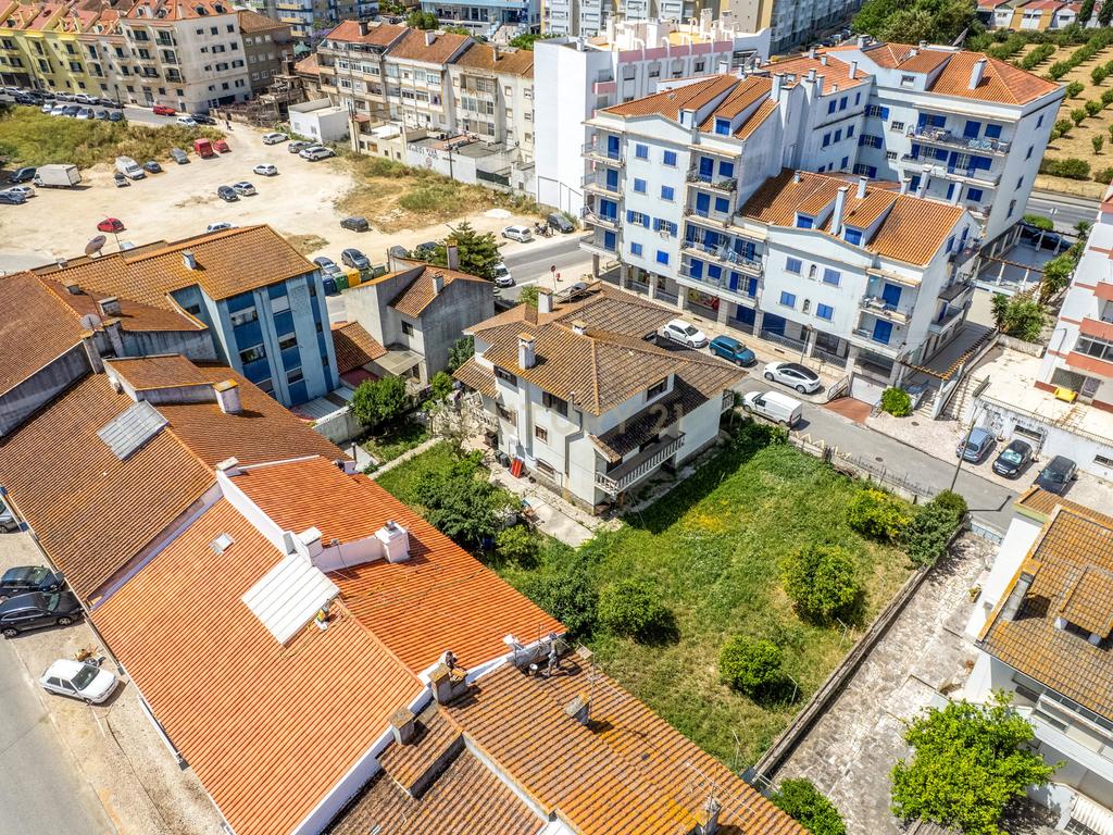 Excelente Moradia T7 no Carregado Inserida num generoso lote de 1.060m². - Image 13