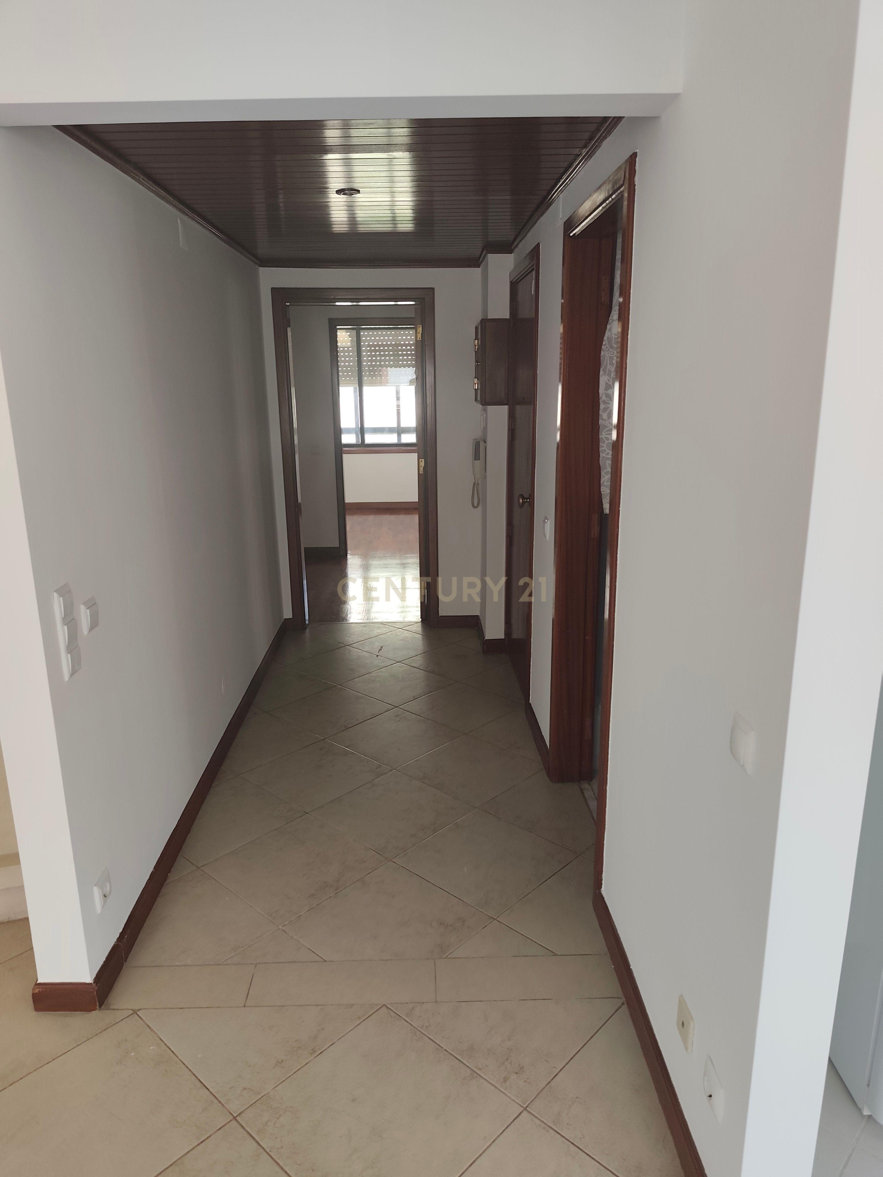 Fotografia 7 de Apartamento T3 Central em Nova Oeiras com Vista Agradável,