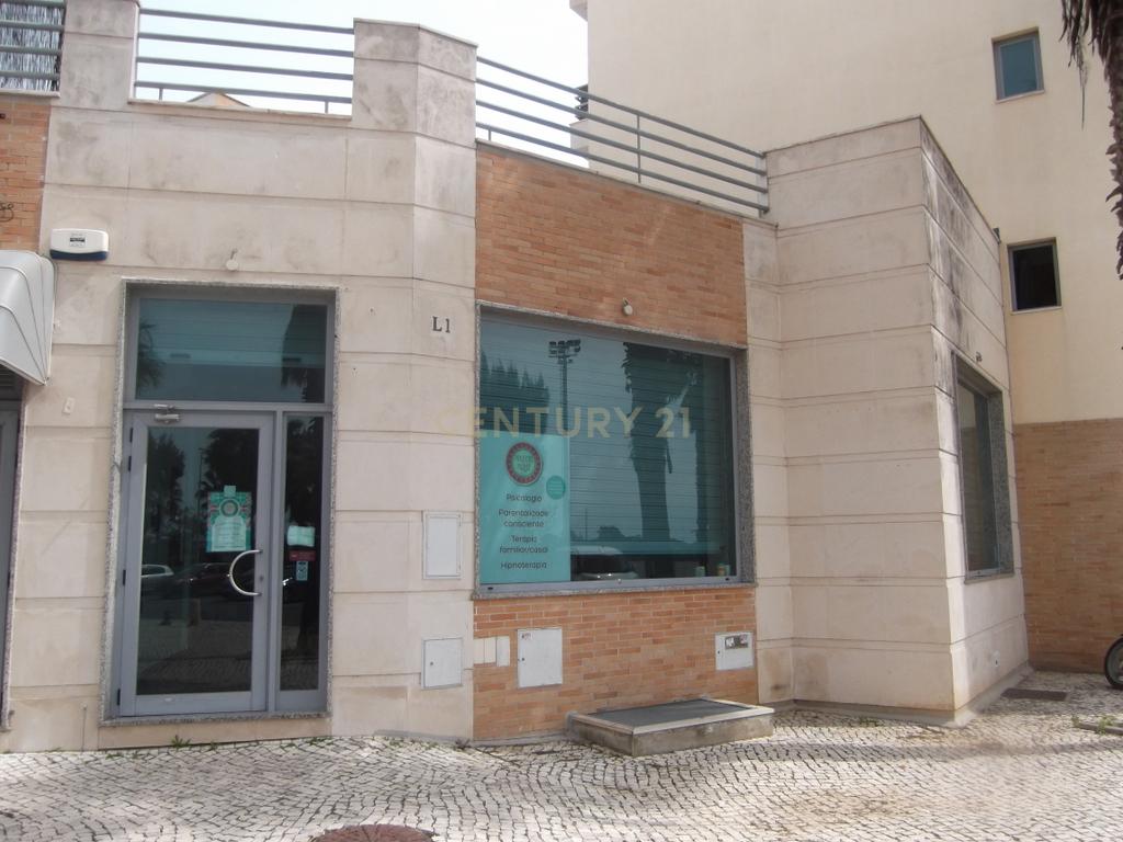 Olhão - Pechão Loja 116m2 com 2 pisos e terraço 58m2, em frente ao Estádio Municipal de Olhão - Image 4