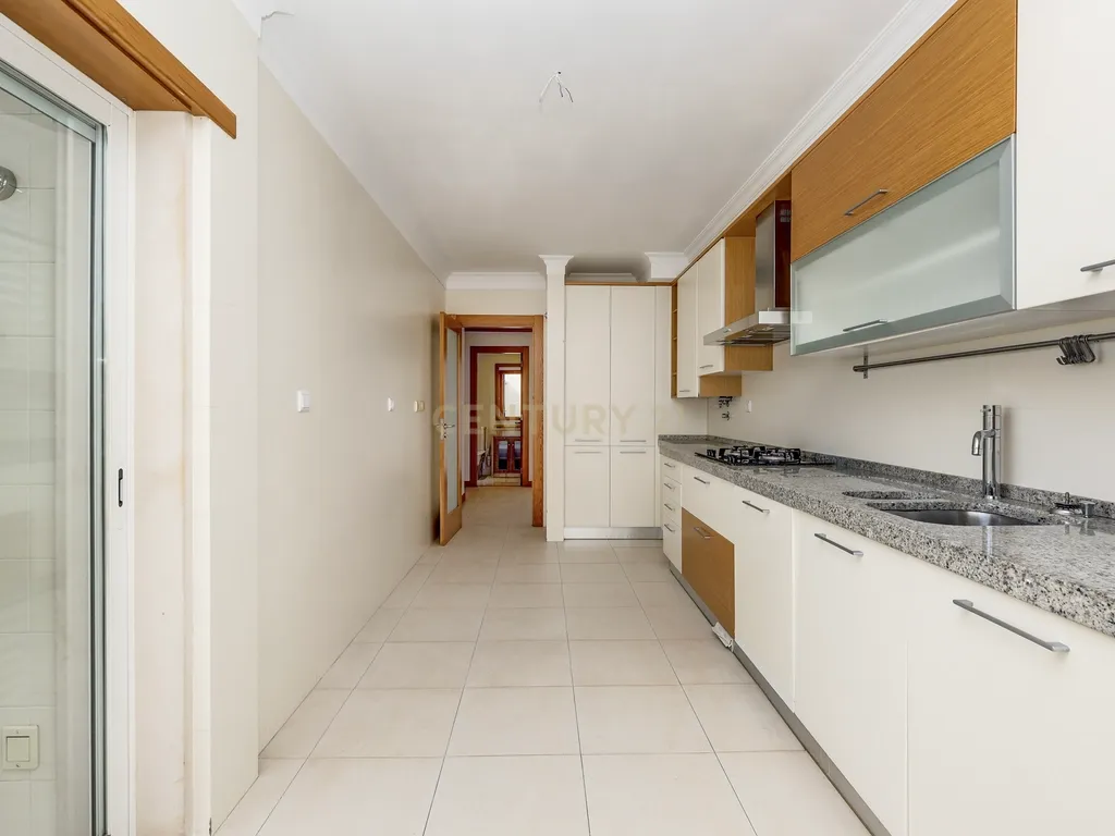 Apartamento T3 na Serra das Brancas, com box de 67m2 e arrecadação. - Image 18
