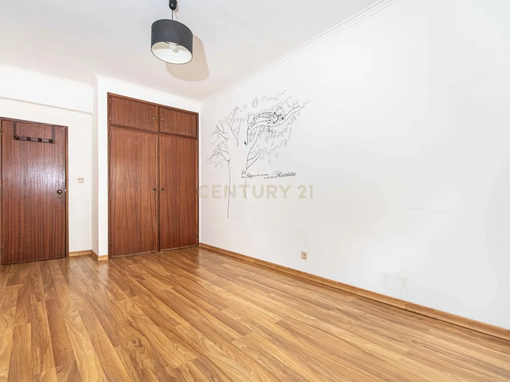 Apartamento T3 + 74m2 de área extra em Agualva-Cacém - Image 2
