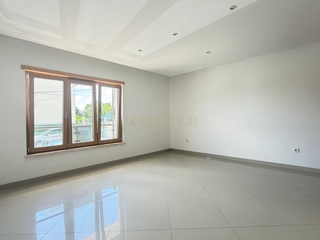 Apartamento T4 com Arrecadação, na Cascalheira, Pinhal Novo - Image 7
