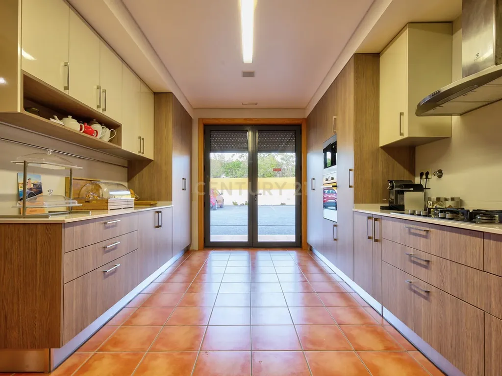 Propriedade T8 com Jardins, Lago e Potencial Alojamento - Localização Premium - Image 6
