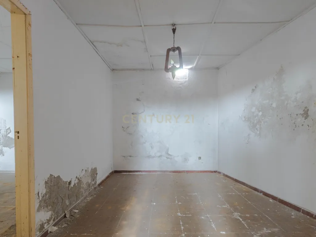Moradia T4 de Charme, Quatro Frentes com Amplo Espaço Exterior - Image 31