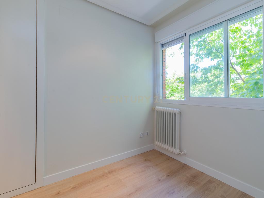Chalet adosado con jardín en calle Unicornio, Aravaca - Image 31
