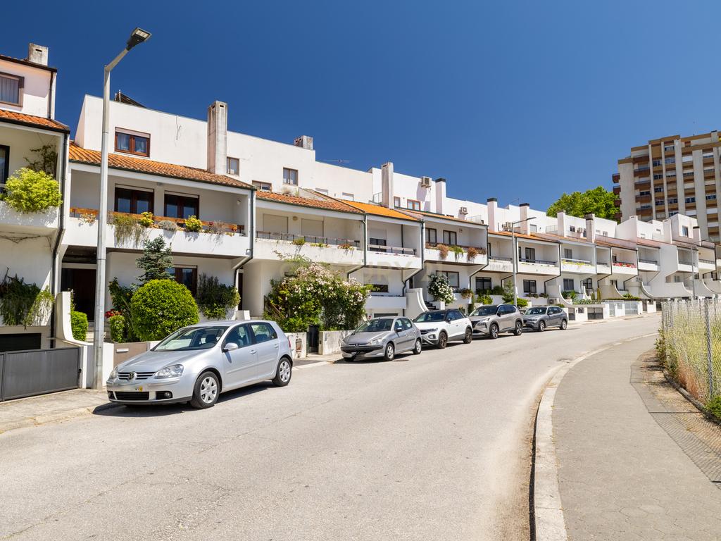 Moradia T4 com Jardim Privativo em Vila Nova de Gaia – Viva com Luz, Espaço e Centralidade - Image 48