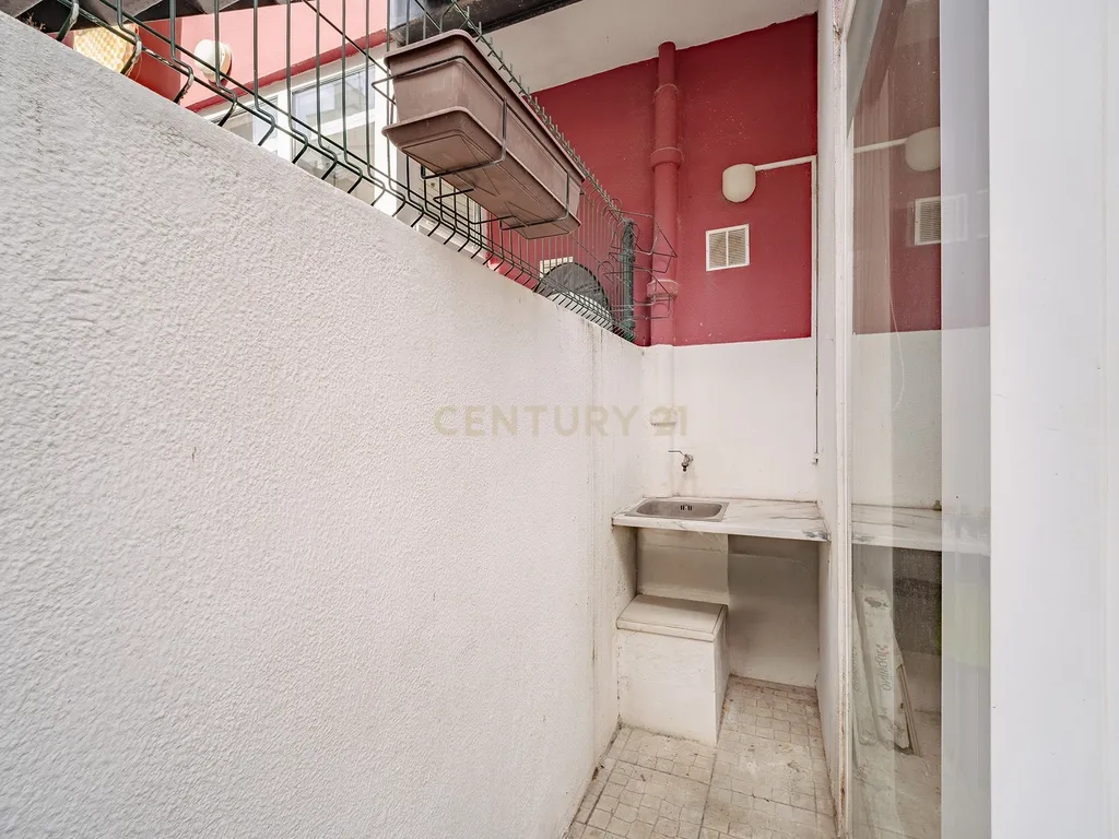 Apartamento T1+1 renovado e com espaço exterior, no Areeiro - Image 15