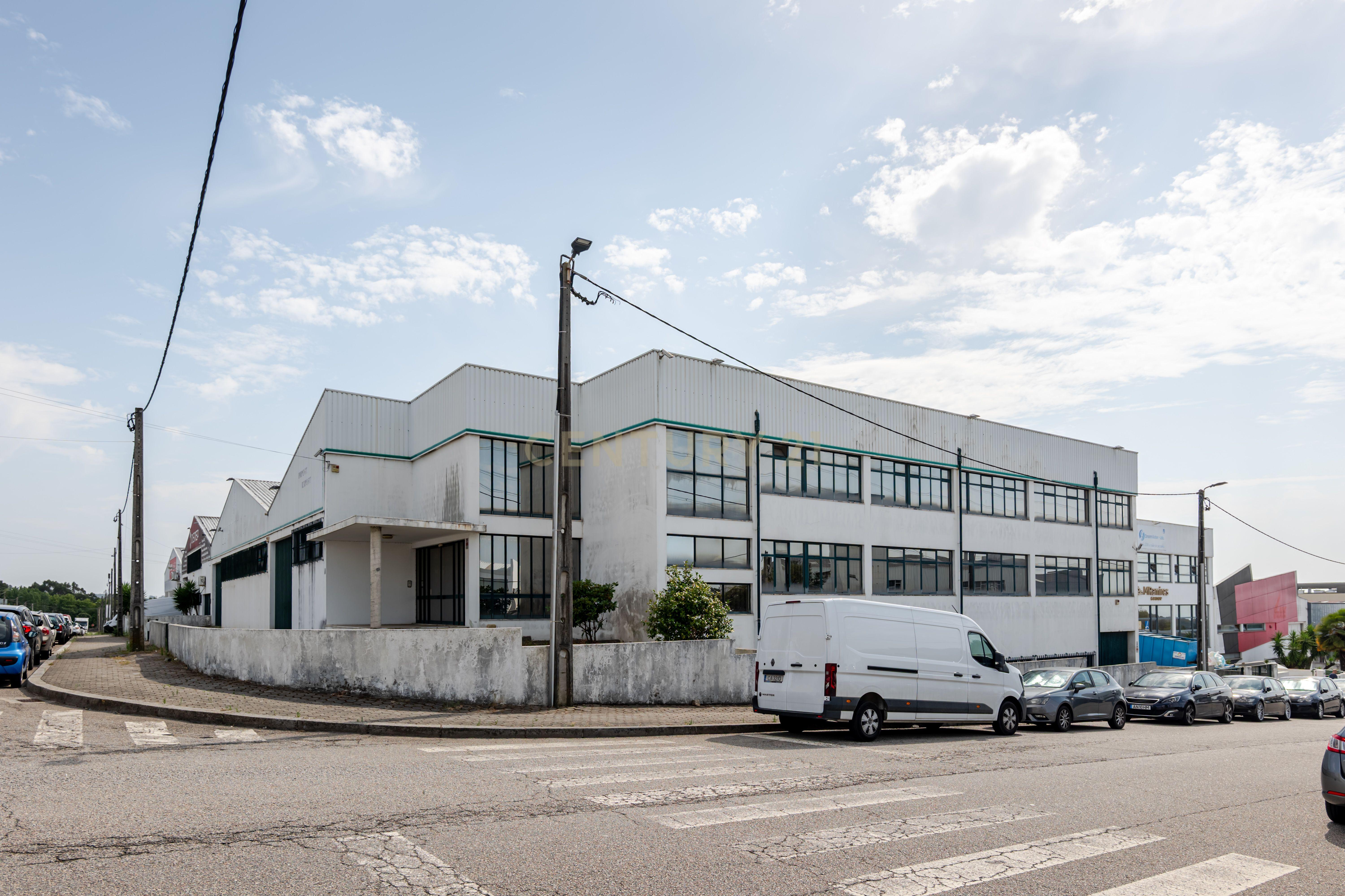 Armazém Gaveto para arrendar em Grijó/Vila Nova de Gaia com 2.555 m² Zona Industrial com Acessos A1 e A29