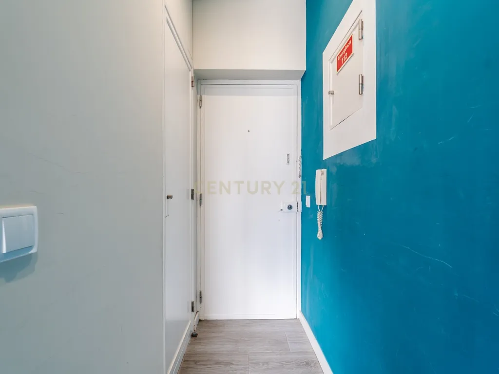 Apartamento T1 com Vista Rio Deslumbrante | AL | Terraço Comum | Estacionamento no Edifício | Como Novo - Image 21