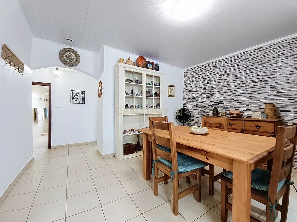 Moradia T2 no Centro da Vila do Nordeste | Jardim e Excelente Potencial de Investimento - Image 7