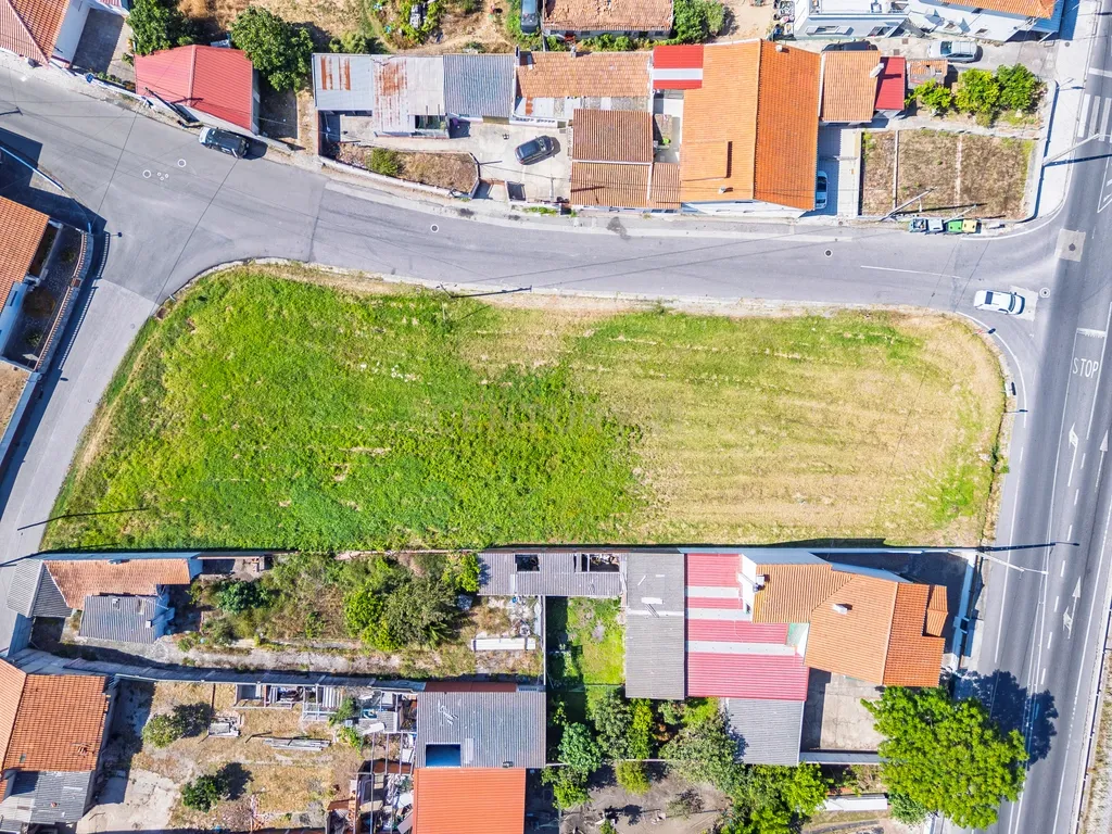 Terreno com 2.117 m² e elevado potencial construtivo. Antigo projeto aprovado para prédio de apartamentos e índice de construção 1. Uma excelente oportunidade para promotores imobiliários. - Image 14