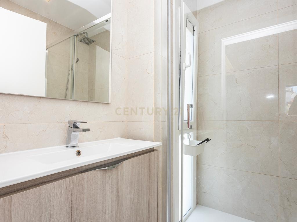 Moradia Contemporânea com Piscina a 5 minutos das praias da Costa da Caparica - Image 18