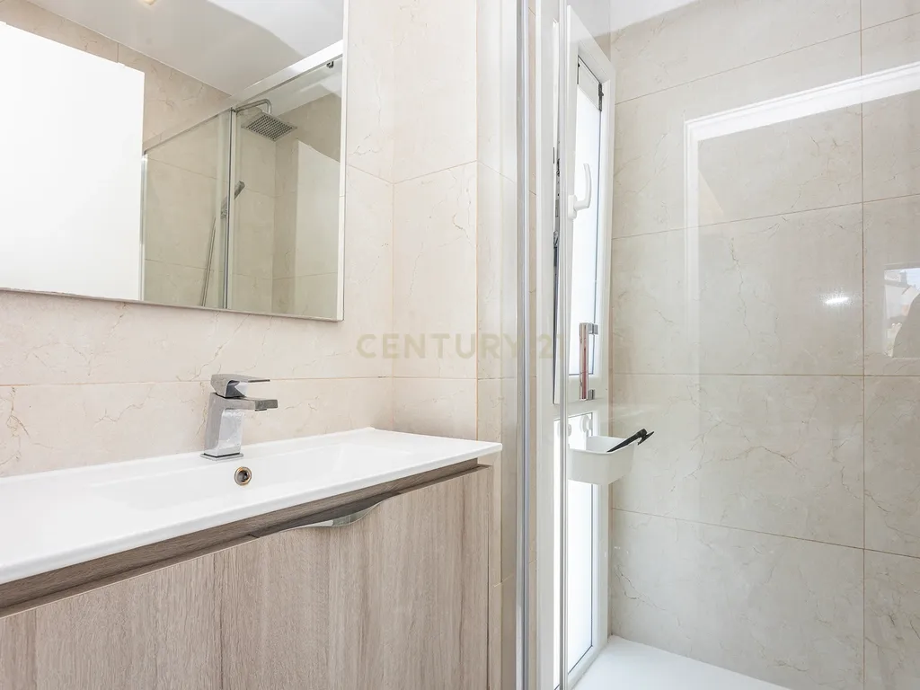 Moradia Contemporânea com Piscina a 5 minutos das praias da Costa da Caparica - Image 18