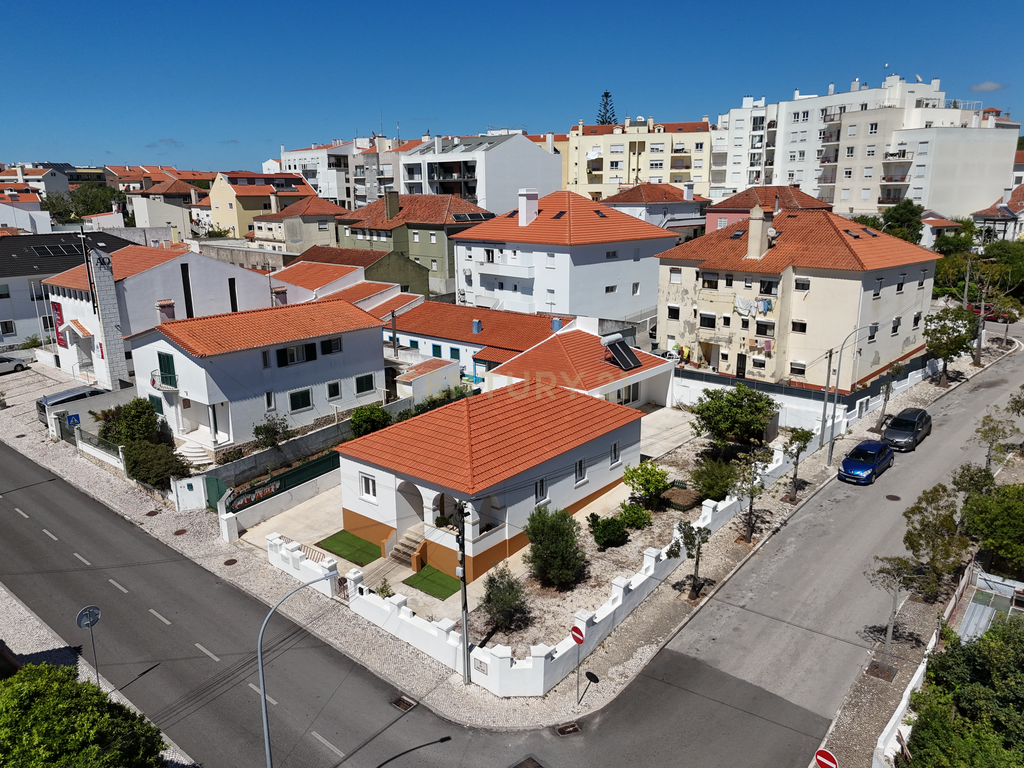 Moradia T4 Térrea Remodelada no Centro de Mafra | Privacidade, Conforto e Qualidade de Vida - Image 28