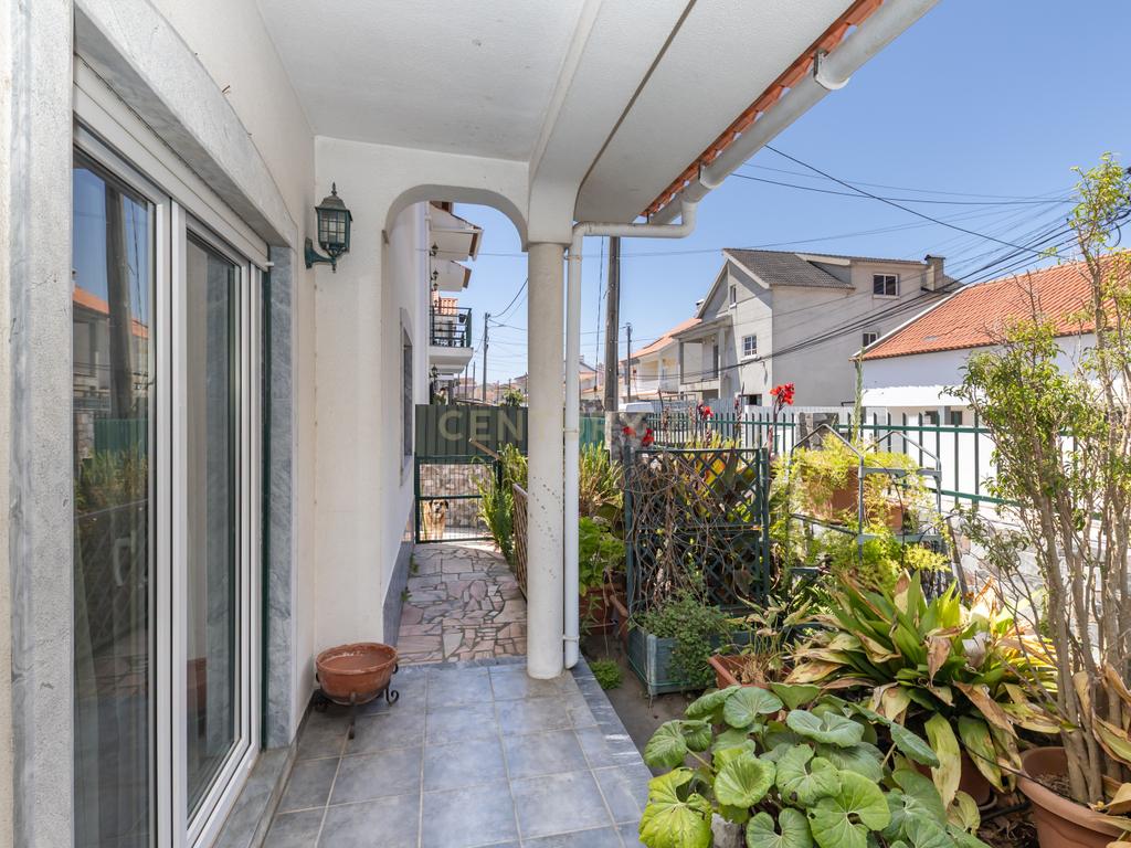 Moradia T5 no centro da Quinta do Conde – Espaço, Conforto e Localização Perfeita - Image 8