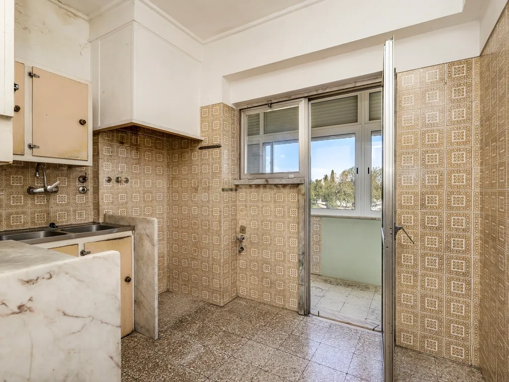 Apartamento T4 com 129 m² e estacionamento — Calçada do Tojal, oportunidade para remodelação total - Image 29