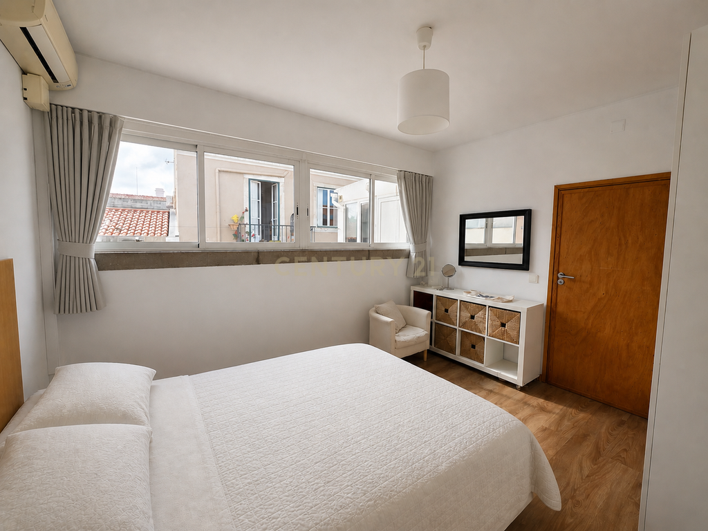 Arrendamento – Elegante Apartamento T1 com Terraço e Vista sobre o Rio Tejo no Chiado. - Image 3