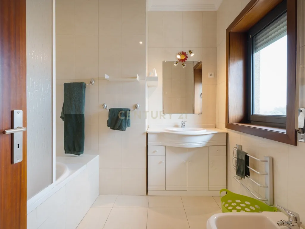 Penthouse Exclusiva T5 – Luxo, Conforto e Espaço em Pleno Coração da Cidade - Image 23