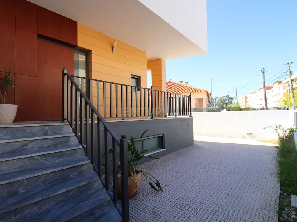 Moradia Contemporânea V3+1 Seixal - Image 5