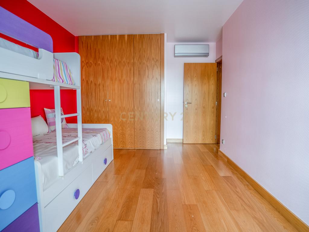 Apartamento T4 Premium com Terraço na Avenida da Independência - Image 27