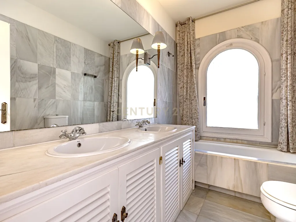 Elegância Andaluza Intemporal no Coração de El Paraíso, Estepona - Image 24