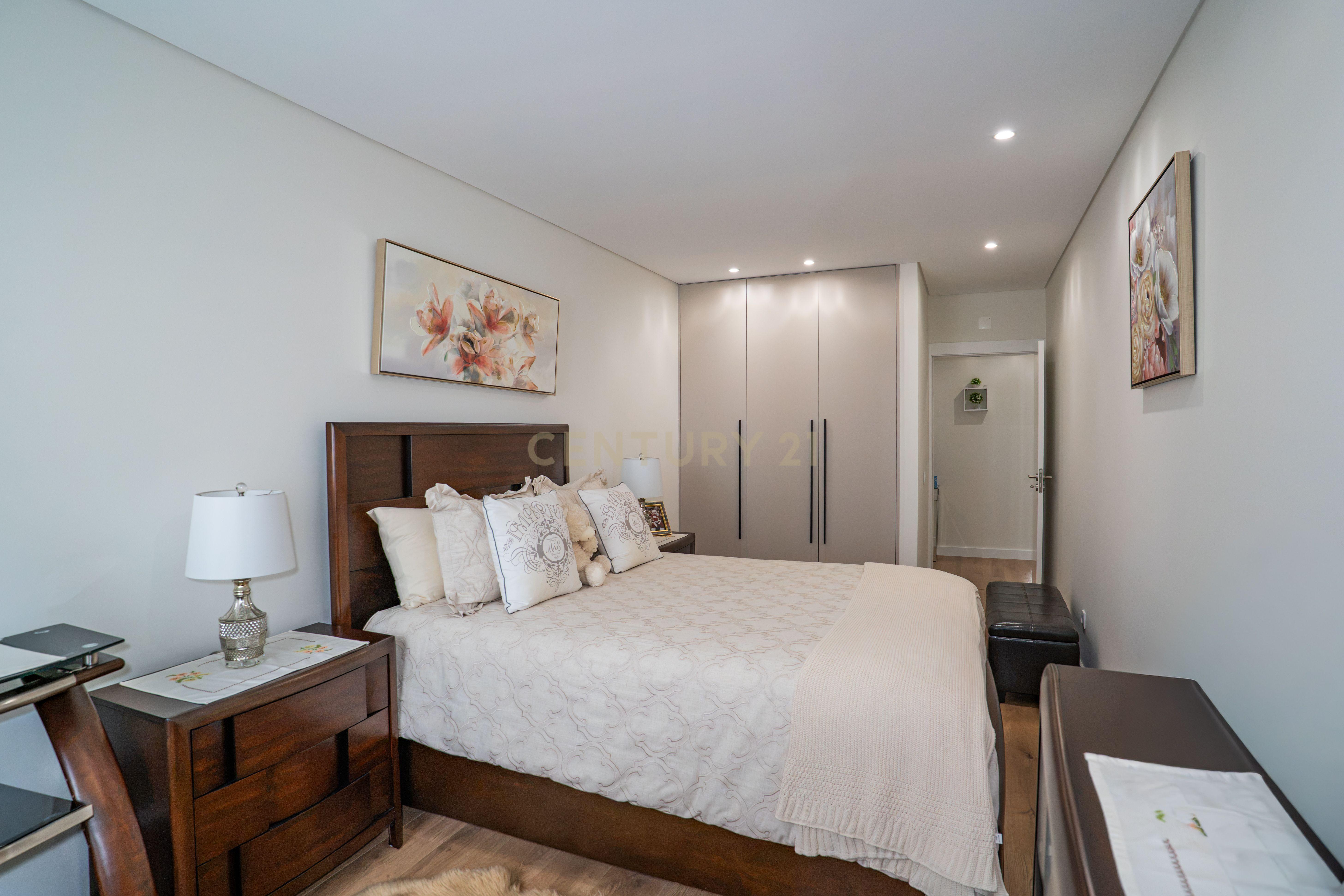 Fotografia 10 de Apartamento T3 Semi-Novo em Caldas da Rainha | 2 Varandas | 2 Parqueamentos