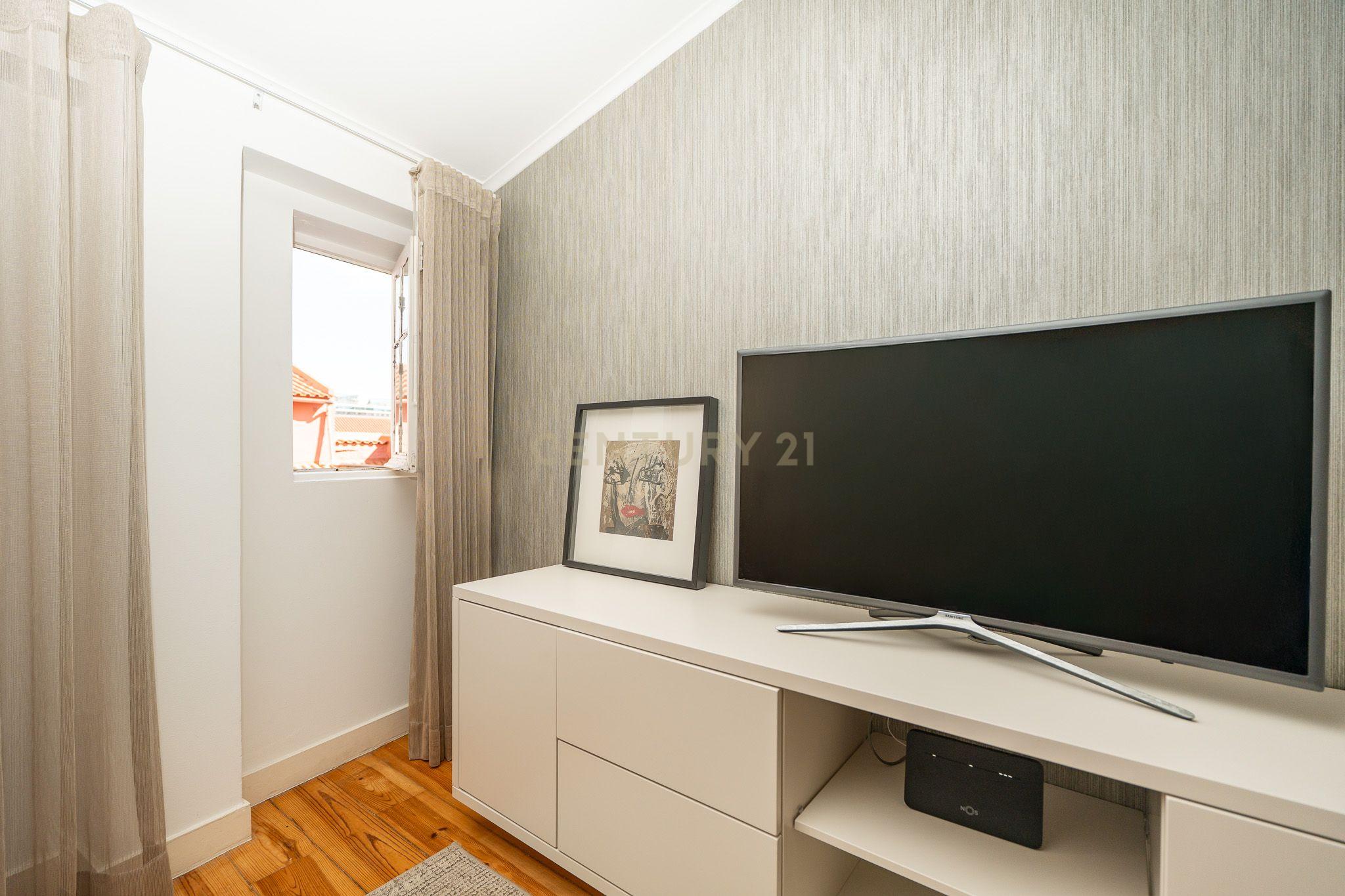 Fotografia 12 de Investir em Alfama – T1 renovado, último piso, vista de rio, em zona de forte procura