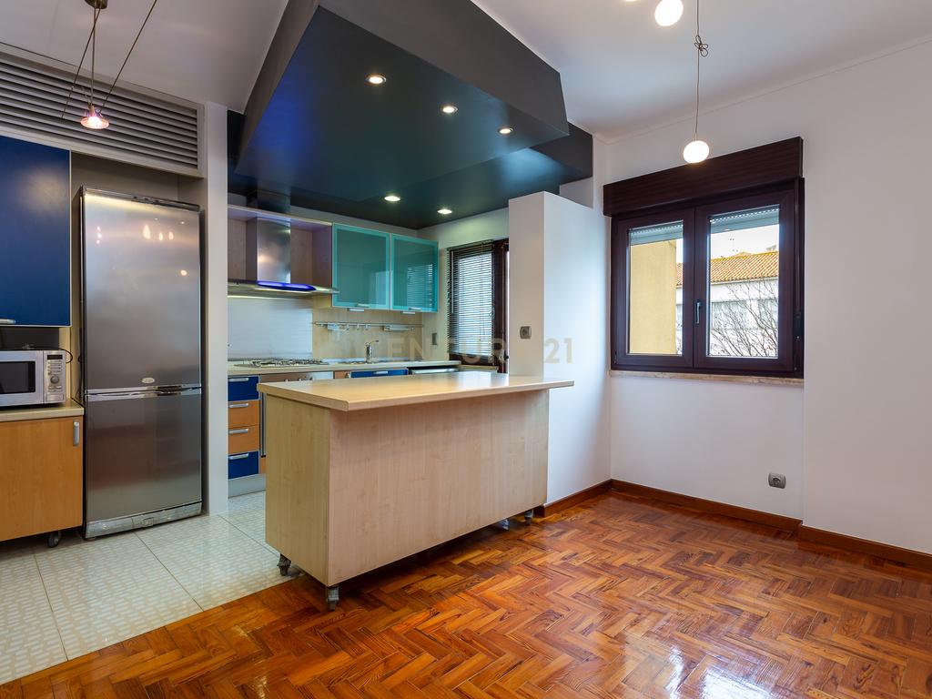 Apartamento T2 em Sacavém, Loures - Oportunidade Única! - Image 1