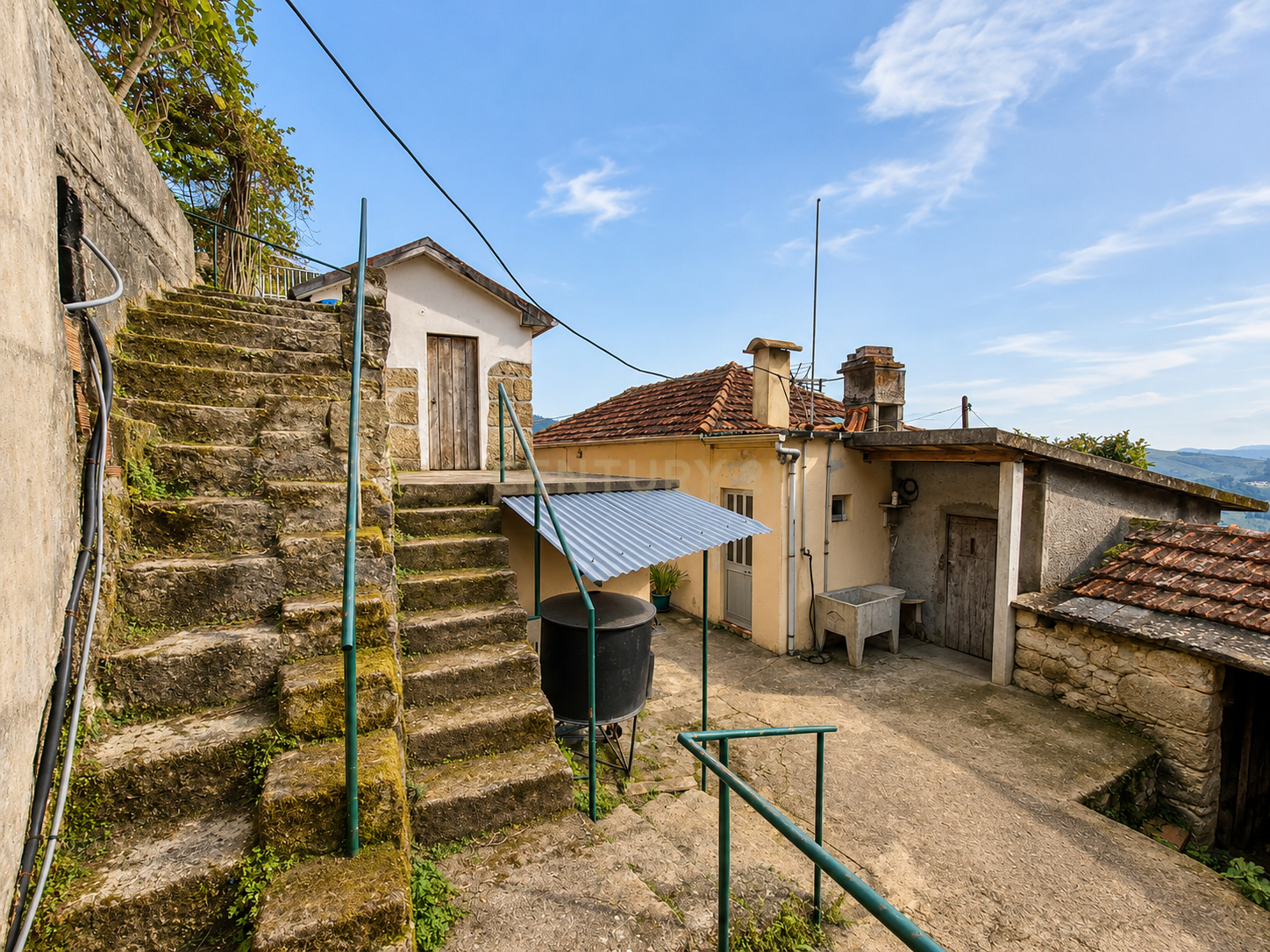 Fotografia 6 de 🏡 MORADIA TÉRREA, PENAFIEL, CAPELA 📍Apenas venda conjunta com referência C0188-01896, (Imóvel atualmente comercializado ao abrigo do Simplex) 📢 EXCELENTE OPORTUNIDADE PARA CRIAÇÃO DE PROJETO