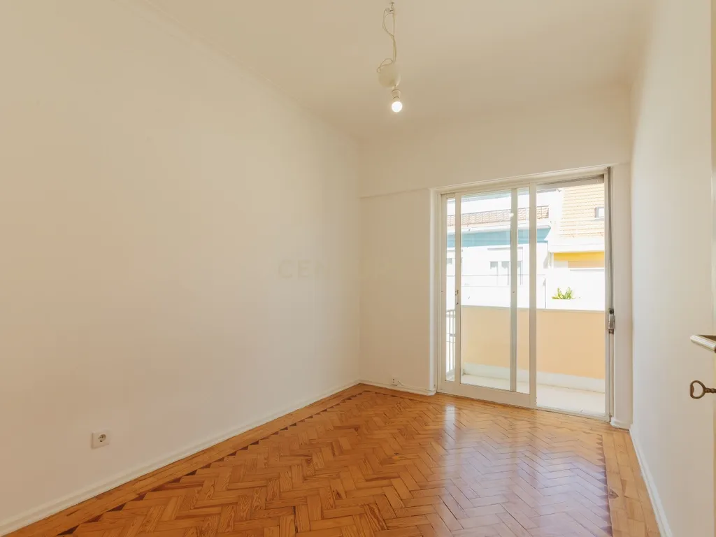 APARTAMENTO T4 COM VARANDA NO BEATO - EXCELENTE LOCALIZAÇÃO - Image 14