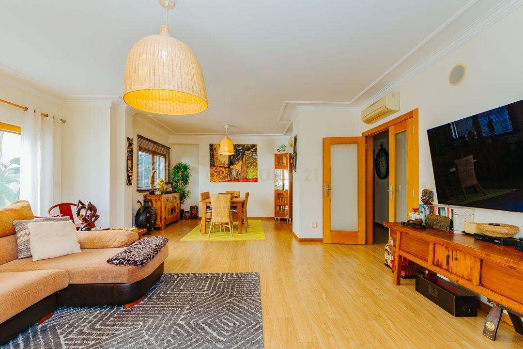 Luxuosa Moradia Renovada com Vista Panorâmica em Loures - Image 23