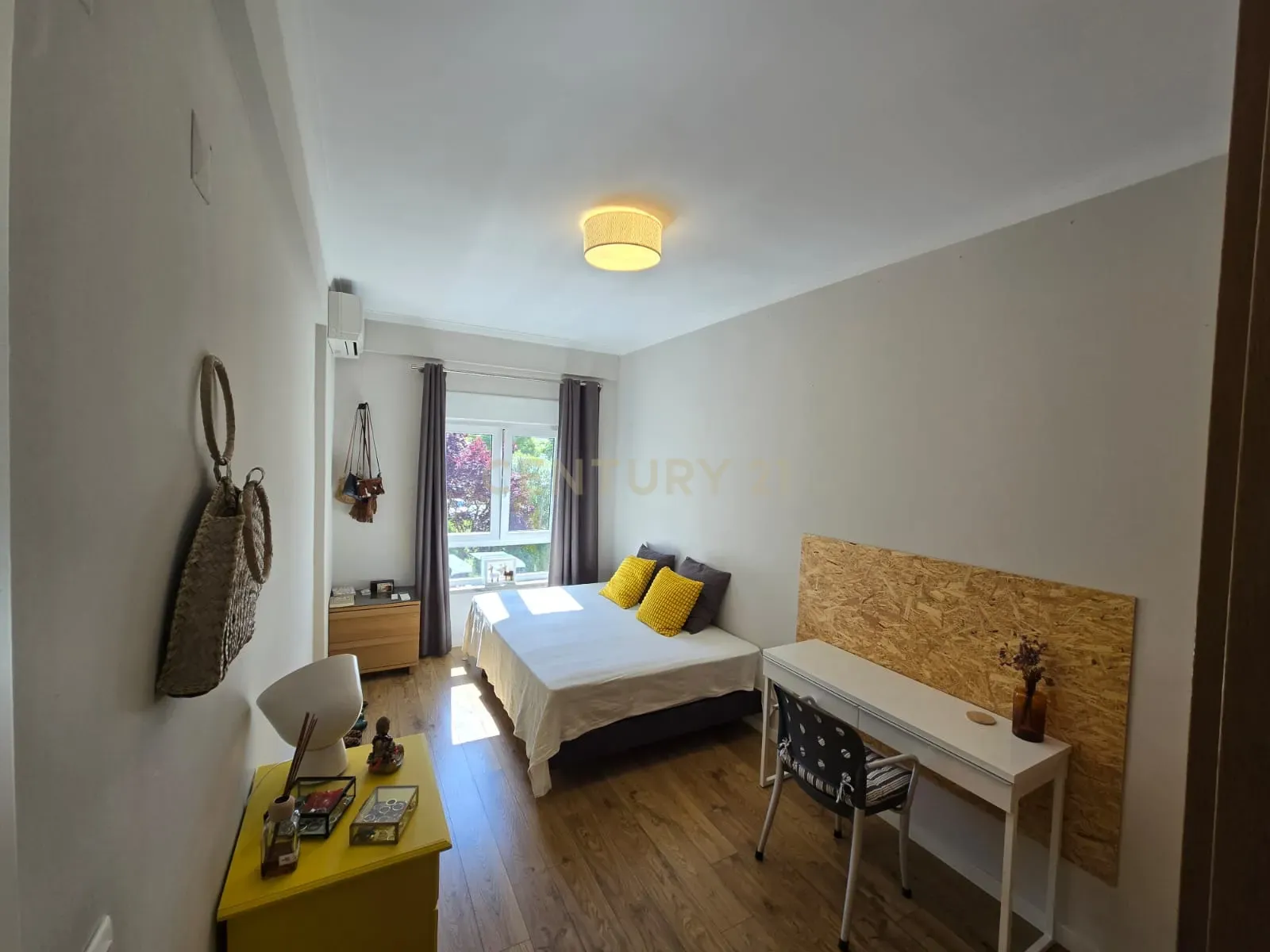 Apartamento T3 Transformado em T2 com Acabamentos de Luxo no Centro do Laranjeiro - Image 21