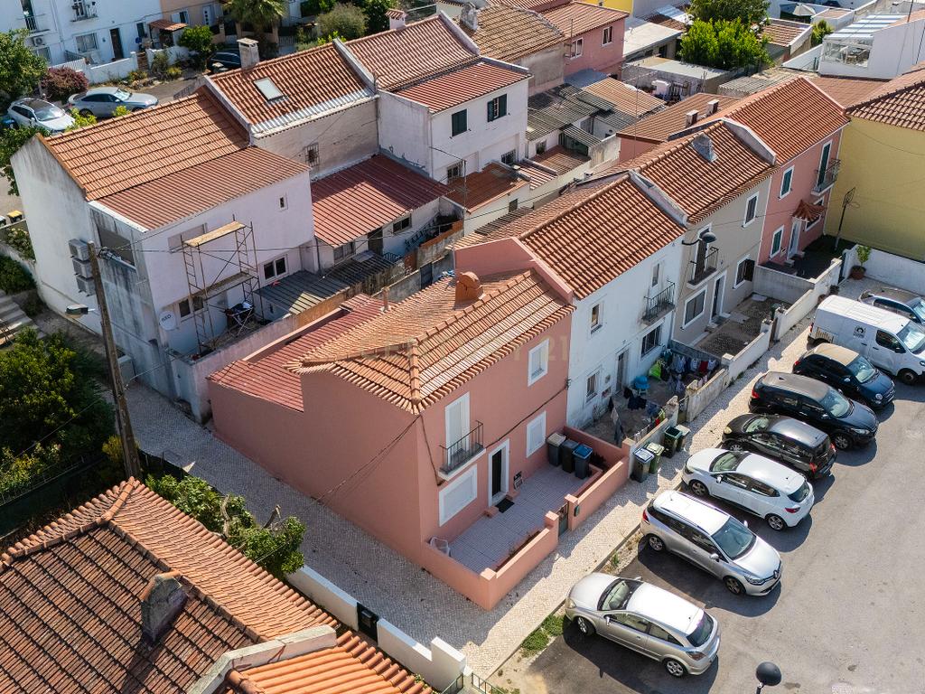 Moradia T3 com Quintal e Alto Potencial no Caramão da Ajuda, Lisboa - Image 4