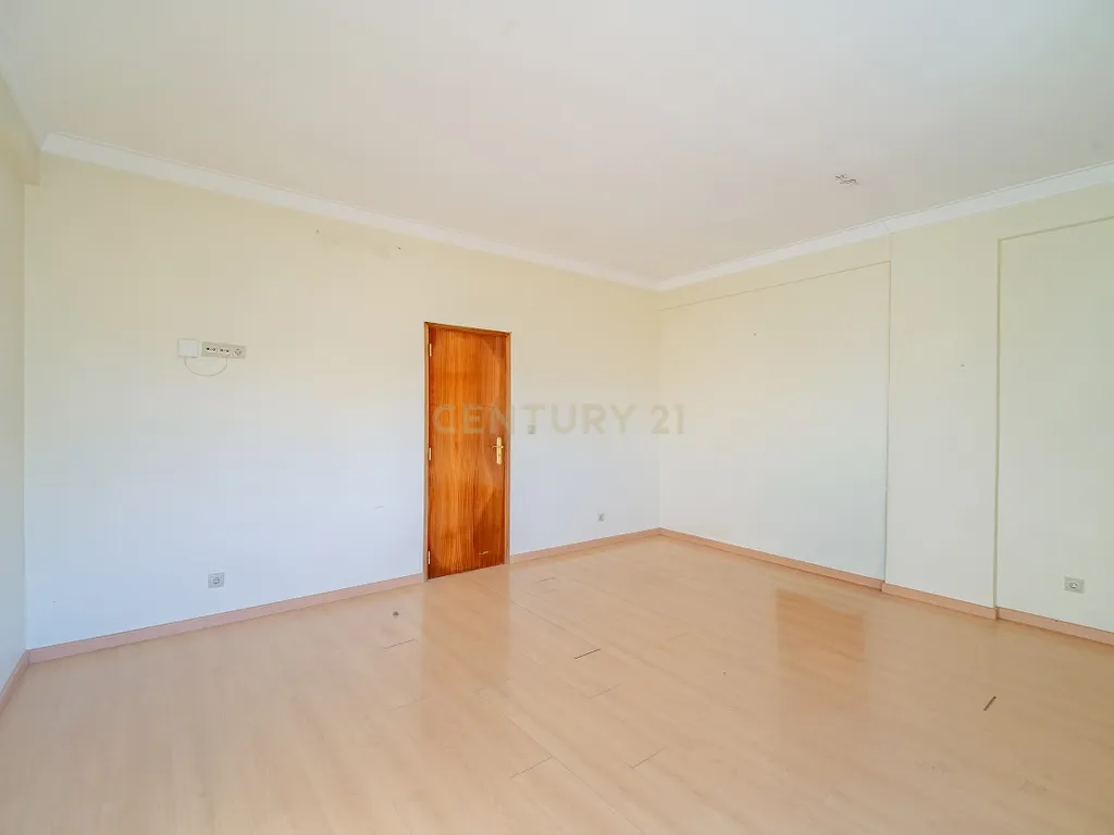 Apartamento T2 em Amora, Seixal - Oportunidade Única! - Image 5