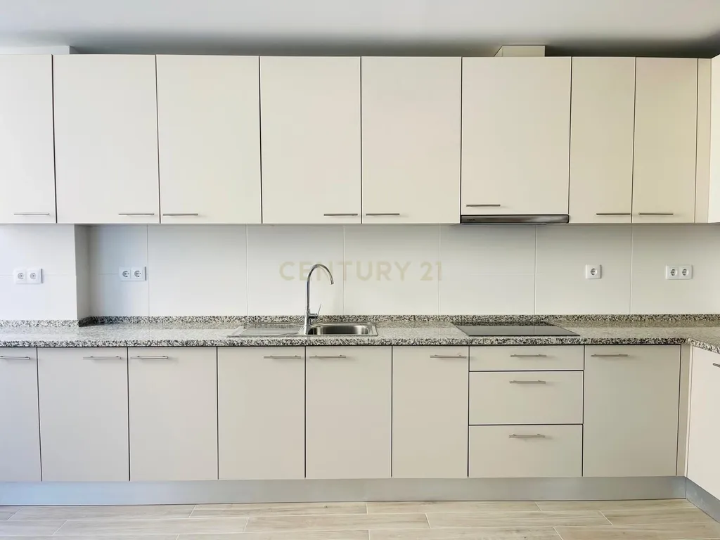 Apartamento Renovado com Vista Rio em Lisboa - Image 6
