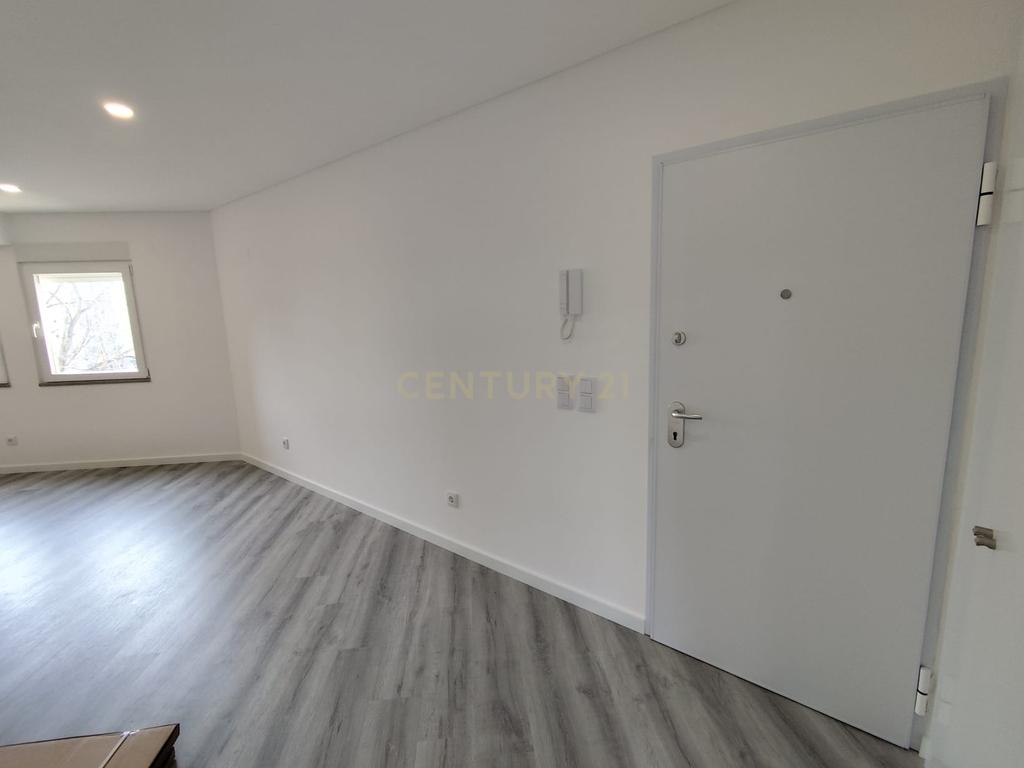 Excelente Oportunidade! T3 Totalmente Renovado nos Olivais. - Image 3