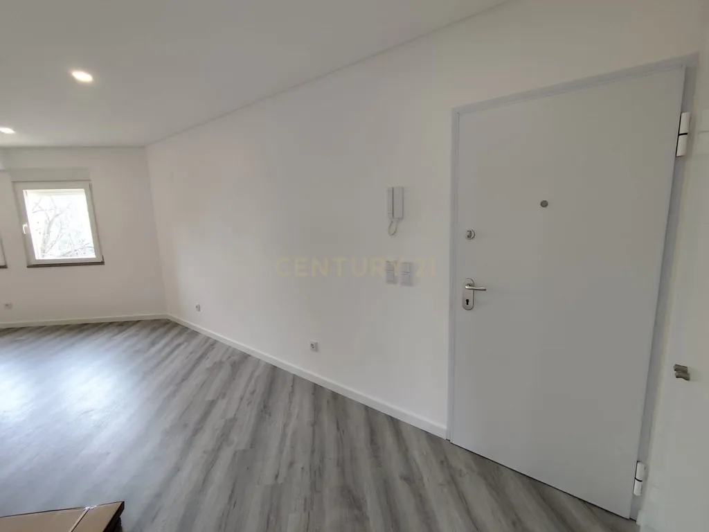 Excelente Oportunidade! T3 Totalmente Renovado nos Olivais. - Image 3