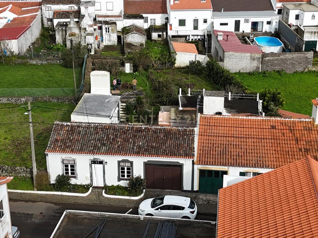 Casa T2 Típica e Acolhedora em São Sebastião, ideal para quem procura tranquilidade. - Image 2